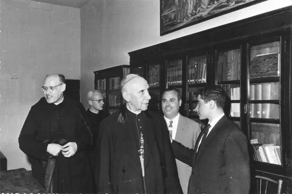 Tasca institucional: Visita del Bisbe Modrego al Centre Sant Pere