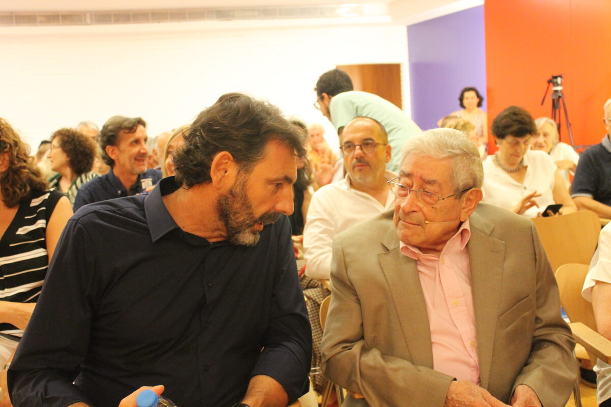 Ôscar Camps (Premi 2019) amb Enric Martínez i Julià en l'acte d'entrega del Premi al centre Sant Pere